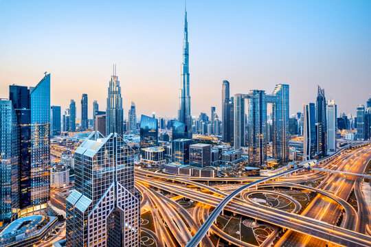 العرق والرمل والملح: دليل النجاة من صيف دبي لخزانة ملابسك